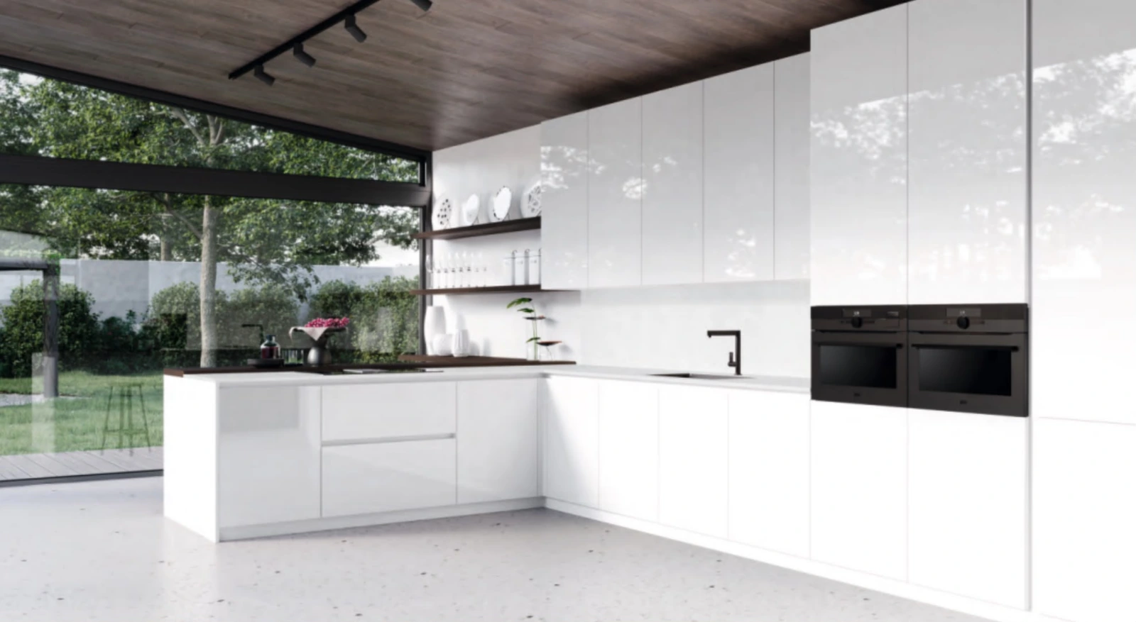 Cucina bianca ad angolo con grandi vetrate