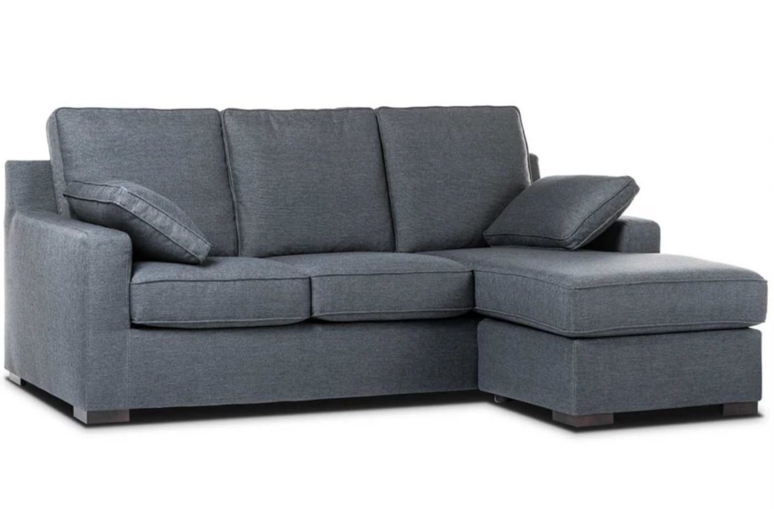 Divano grigio con chaise longue su fondo chiaro