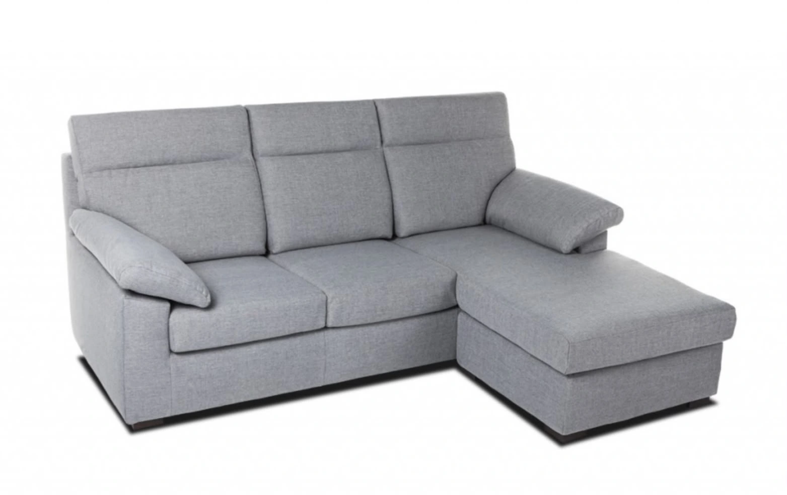 Divano grigio chiaro con chaise longue su fondo bianco