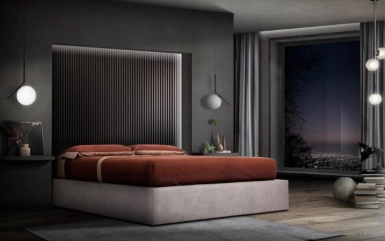 Letto imbottito con coperta color ruggine in una camera scura