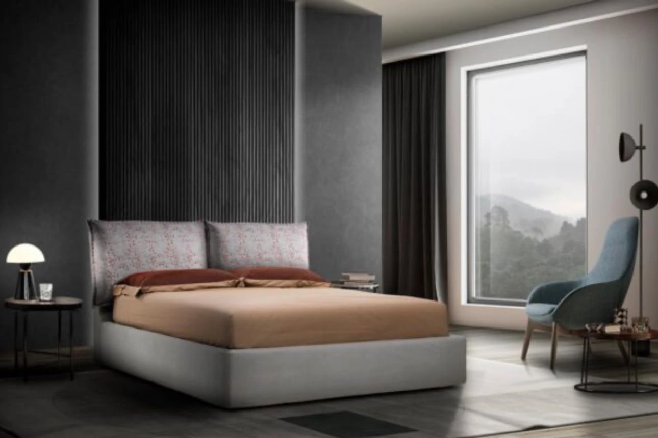 Letto imbottito chiaro con coperta color ocra