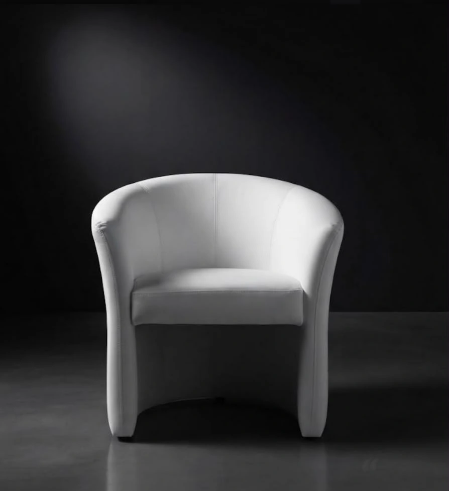 Poltroncina chiara avvolgente su fondo scuro