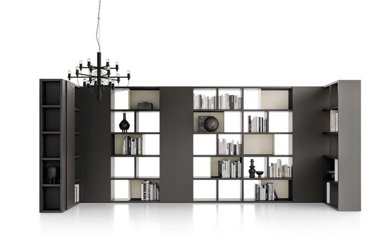 Libreria modulare scura con vani a giorno