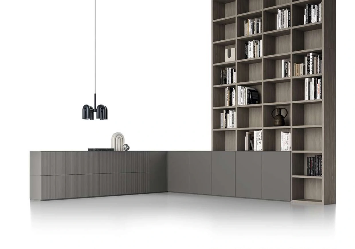 Libreria ad angolo e contenitori bassi grigi